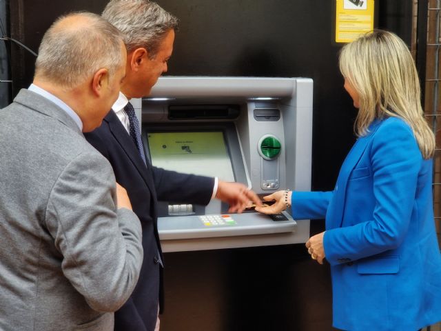 CaixaBank inaugura los dos primeros cajeros automáticos del convenio firmado con el Gobierno de la Región de Murcia para evitar la exclusión financiera