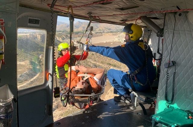Rescatan y trasladan al hospital a un senderista en Ulea Rescatan y trasladan al hospital a un senderista en Ulea